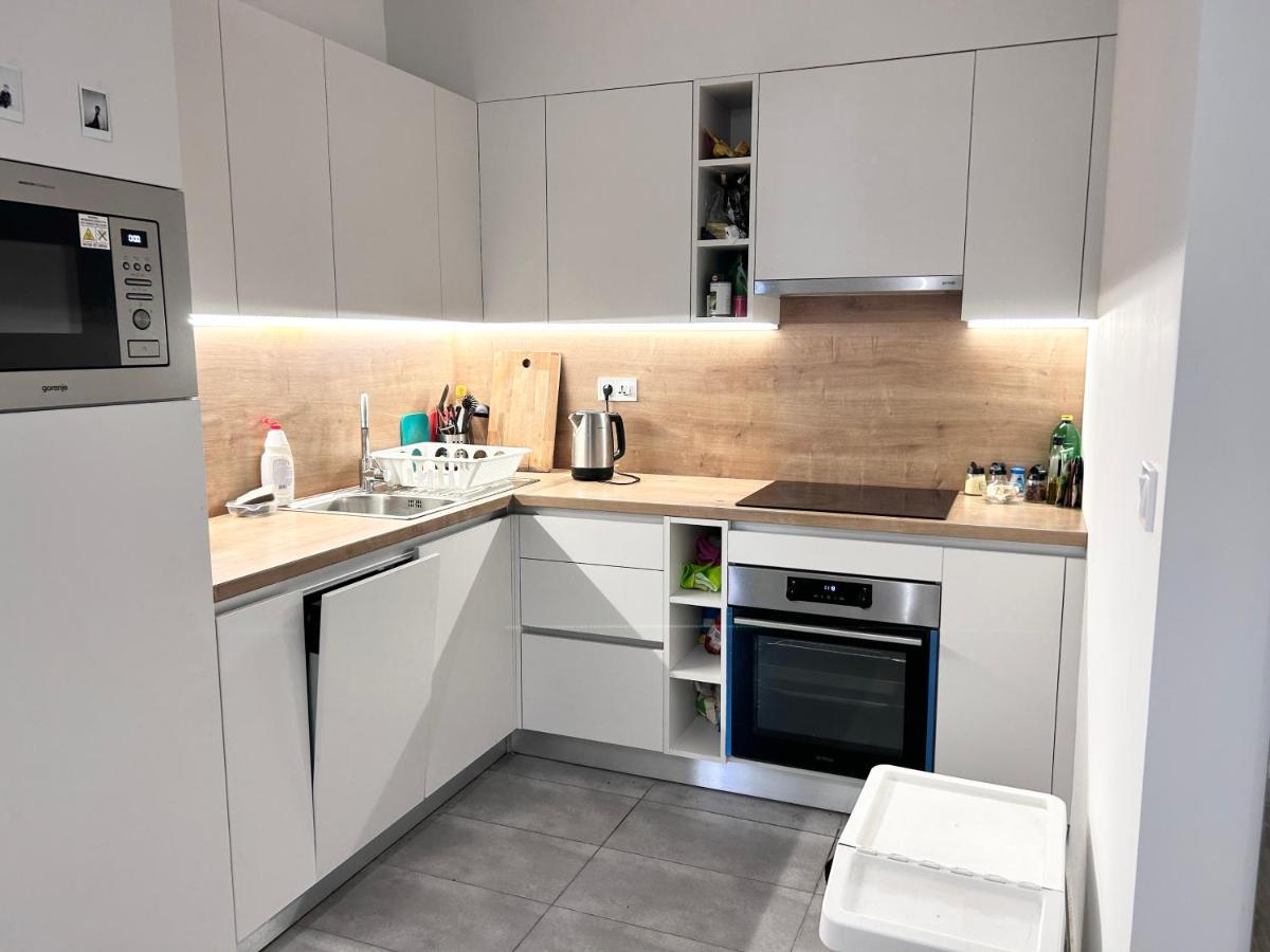 New 2022 Family&Friends Downtown Ac 3Br 2Ba Free Parking Big Balcony Near Metro&Train Station Self Check-In Apt Budapest Luaran gambar