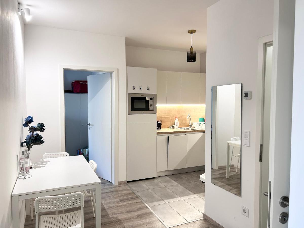 New 2022 Family&Friends Downtown Ac 3Br 2Ba Free Parking Big Balcony Near Metro&Train Station Self Check-In Apt Budapest Luaran gambar